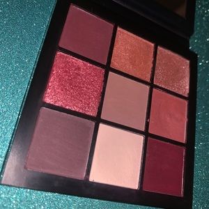 Huda Beauty mauve obsessions eyeshadow palette.